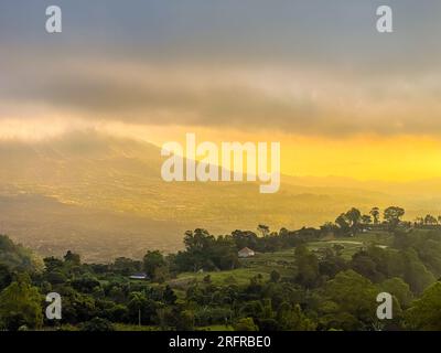 Splendida vista sul monte Abang e sul lago Batur all'alba nella regione di Kintamani, Bali Foto Stock