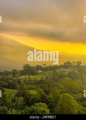 Splendida vista sul monte Abang e sul lago Batur all'alba nella regione di Kintamani, Bali Foto Stock