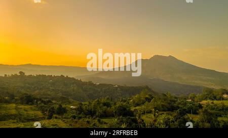 Splendida vista sul monte Abang e sul lago Batur all'alba nella regione di Kintamani, Bali Foto Stock