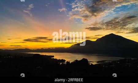 Splendida vista sul monte Abang e sul lago Batur all'alba nella regione di Kintamani, Bali Foto Stock