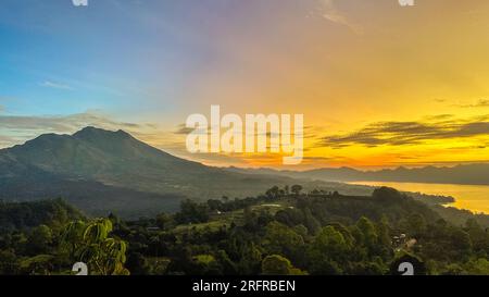 Splendida vista sul monte Abang e sul lago Batur all'alba nella regione di Kintamani, Bali Foto Stock