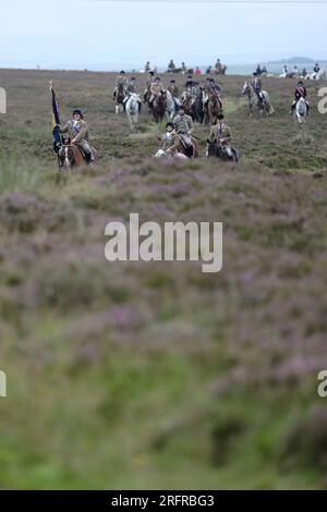 Lauder, Regno Unito. 5 agosto 2023. Lauder Common Riding Festival Day 2023: Sabato 3 agosto 2023. Cornet guida la Cavalcade intorno al Burgh: Cornet 2023 Jake Mirley davanti a oltre 210 seguaci a cavallo su Lauder Moor diretti verso il tifoso destro di Stane Elliot Balson, il tifoso sinistro di Cornet 2022 Chris Purves, Cornet 2019 Credit: Rob Gray/Alamy Live News Foto Stock