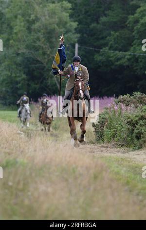 Lauder, Regno Unito. 5 agosto 2023. Lauder Common Riding Festival Day 2023: Sabato 3 agosto 2023. Cornet conduce la cavalcata sul campo da golf::: Cornet 2023 Jake Mirley sostenitore della mano destra Elliot Balson, Cornet 2022 sostenitore della mano sinistra Chris Purves, Cornet 2019 credito: Rob Gray/Alamy Live News Foto Stock