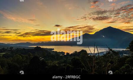 Splendida vista sul monte Abang e sul lago Batur all'alba nella regione di Kintamani, Bali Foto Stock