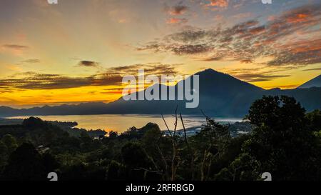 Splendida vista sul monte Abang e sul lago Batur all'alba nella regione di Kintamani, Bali Foto Stock