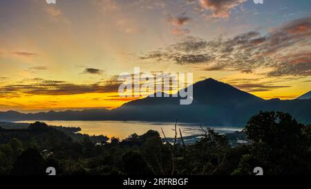 Splendida vista sul monte Abang e sul lago Batur all'alba nella regione di Kintamani, Bali Foto Stock