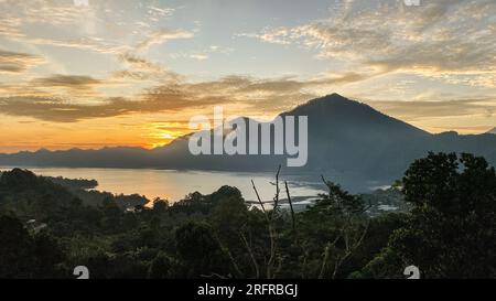 Splendida vista sul monte Abang e sul lago Batur all'alba nella regione di Kintamani, Bali Foto Stock