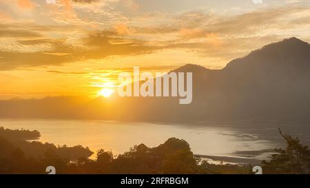 Splendida vista sul monte Abang e sul lago Batur all'alba nella regione di Kintamani, Bali Foto Stock