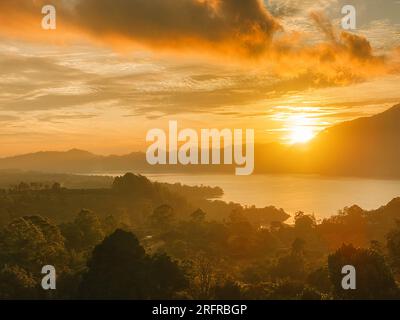 Splendida vista sul monte Abang e sul lago Batur all'alba nella regione di Kintamani, Bali Foto Stock