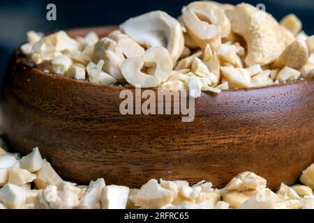 Deliziosi anacardi su una superficie di legno, pronti da mangiare e anacardi pelati Foto Stock