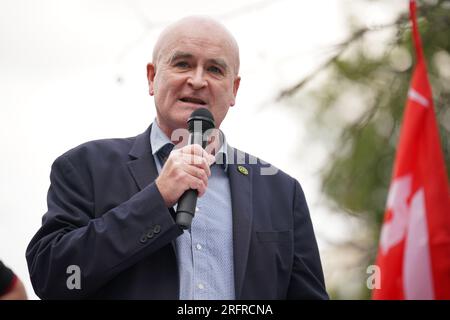 Foto del file datata 13/07/23 del segretario generale dell'unione Mick Lynch che parla a un raduno fuori dalla stazione di King's Cross, a Londra. L'onorevole Lynch ha affermato che Sir Keir Starmer deve mostrare al pubblico quali sono i suoi valori se vuole conquistare gli elettori nelle prossime elezioni generali. Data foto: Sabato 5 agosto 2023. Foto Stock