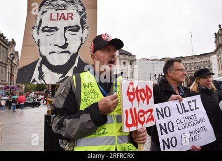 Londra, Inghilterra, Regno Unito. 5 agosto 2023. I manifestanti anti anti-ULEZ si riunirono a Trafalgar Square per chiedere la fine del mandato di Sadiq Khan come sindaco di Londra e rintracciarono contro l'espansione della zona a bassissima emissione della città, o ULEZ, attraverso la periferia di Londra. (Immagine di credito: © Thomas Krych/ZUMA Press Wire) SOLO USO EDITORIALE! Non per USO commerciale! Foto Stock