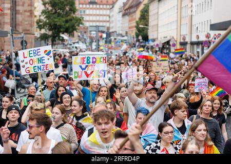 Norimberga, Germania. 5 agosto 2023. Numerose persone partecipano a una dimostrazione CSD nell'ambito del Prideweek di Norimberga. Con il motto "Queer Action Plan Bavaria Now!" diverse migliaia di partecipanti hanno dimostrato per la diversità e l'uguaglianza. Credito: Daniel Karmann/dpa/Alamy Live News Foto Stock