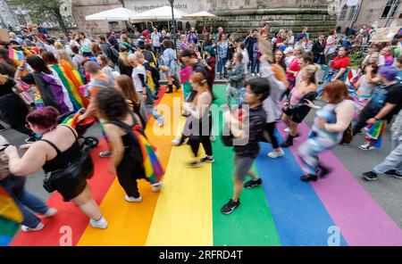 Norimberga, Germania. 5 agosto 2023. Numerose persone partecipano a una dimostrazione CSD nell'ambito del Prideweek di Norimberga. Con il motto "Queer Action Plan Bavaria Now!" diverse migliaia di partecipanti hanno dimostrato per la diversità e l'uguaglianza. Credito: Daniel Karmann/dpa/Alamy Live News Foto Stock