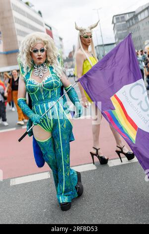 Norimberga, Germania. 5 agosto 2023. Le drag queen partecipano a una dimostrazione CSD come parte del Norimberga Prideweek. Con lo slogan "Queerer Aktionsplan Bayern jetzt!” diverse migliaia di partecipanti hanno dimostrato per la diversità e l'uguaglianza. Credito: Daniel Karmann/dpa/Alamy Live News Foto Stock