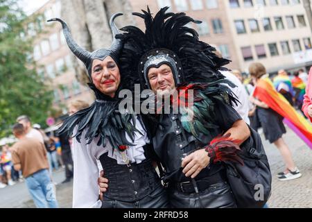 Norimberga, Germania. 5 agosto 2023. Ingo e Jürgen partecipano a una dimostrazione CSD durante il Norimberga Prideweek. Con il motto "Queerer Aktionsplan Bayern jetzt!” diverse migliaia di partecipanti hanno dimostrato per la diversità e l'uguaglianza. Credito: Daniel Karmann/dpa/Alamy Live News Foto Stock