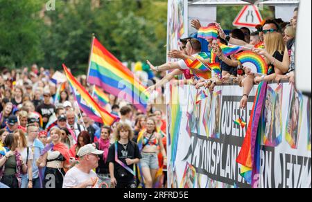 Norimberga, Germania. 5 agosto 2023. Numerose persone partecipano a una dimostrazione CSD nell'ambito del Prideweek di Norimberga. Con il motto "Queer Action Plan Bavaria Now!" diverse migliaia di partecipanti hanno dimostrato per la diversità e l'uguaglianza. Credito: Daniel Karmann/dpa/Alamy Live News Foto Stock