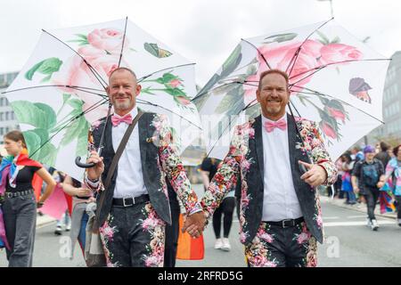 Norimberga, Germania. 5 agosto 2023. Oliver e Michael prendono parte a una dimostrazione CSD nell'ambito della Norimberga Prideweek. Con il motto "Queerer Aktionsplan Bayern jetzt!” diverse migliaia di partecipanti hanno dimostrato per la diversità e l'uguaglianza. Credito: Daniel Karmann/dpa/Alamy Live News Foto Stock