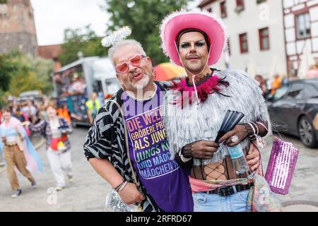 Norimberga, Germania. 5 agosto 2023. Jürgen e Jens prendono parte a una dimostrazione CSD durante il Norimberga Prideweek. Con il motto "Queerer Aktionsplan Bayern jetzt!” diverse migliaia di partecipanti hanno dimostrato per la diversità e l'uguaglianza. Credito: Daniel Karmann/dpa/Alamy Live News Foto Stock