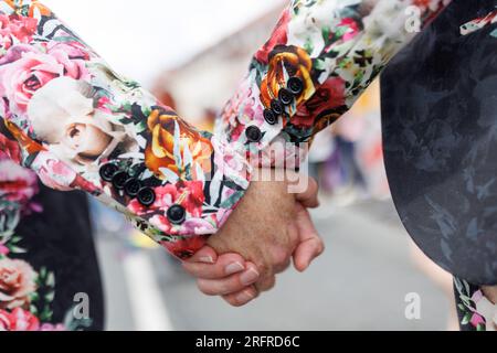 Norimberga, Germania. 5 agosto 2023. Oliver e Michael prendono parte a una dimostrazione CSD nell'ambito della Norimberga Prideweek. Con il motto "Queerer Aktionsplan Bayern jetzt!” diverse migliaia di partecipanti hanno dimostrato per la diversità e l'uguaglianza. Credito: Daniel Karmann/dpa/Alamy Live News Foto Stock