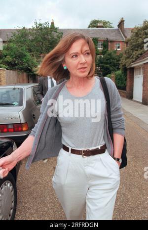 Anna Ford, ex giornalista britannica, presentatrice televisiva e redattore di notizie nella sua casa di Londra, 19 maggio 2000 Foto Stock