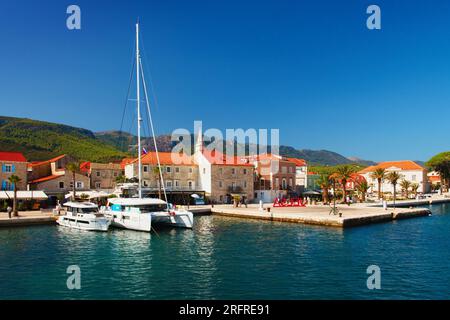 Porto e barche da pesca nella storica città di Jelsa sull'isola di Hvar in Croazia. Foto Stock