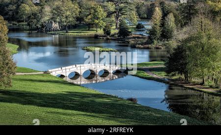 Guardando il ponte Five Arch a Painshill Park, Cobham, Surrey, Regno Unito, nel novembre 2023. Foto Stock