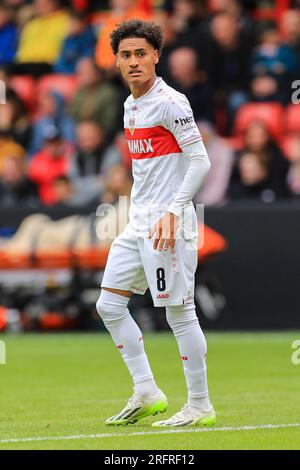 Sheffield, Regno Unito. 5 agosto 2023. Enzo Millot (8), centrocampista del VfB Stuttgart durante la partita amichevole pre-stagionale tra Sheffield United FC e VfB Stuttgart FC a Bramall Lane, Sheffield, Regno Unito il 5 agosto 2023 Credit: Every Second Media/Alamy Live News Foto Stock