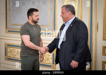 Kiev, Ucraina. 4 agosto 2023. Il presidente ucraino Volodymyr Zelenskyy incontra l'ex governatore del New Jersey e l'attuale candidato presidenziale repubblicano Chris Christie durante la visita non annunciata di quest'ultimo a Kiev venerdì 4 agosto 2023. Foto tramite Ufficio stampa presidenziale ucraino/UPI credito: UPI/Alamy Live News Foto Stock