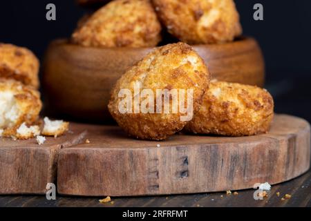 Biscotti deliziosi con cocco sul tavolo, biscotti morbidi e freschi con sapore di cocco Foto Stock