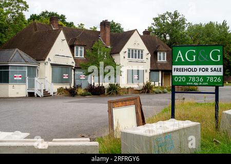 Ascot, Berkshire, Regno Unito. 4 agosto 2023. L'ex ristorante Loch Fyne Seafood and Grill di Ascot, nel Berkshire, è ora imbarcato e la proprietà è in vendita. Il ristorante Loch Fyne di Ascot ha aperto nell'agosto 2018, ma ora è stato chiuso definitivamente. Anche il ristorante Loch Fyne a Wokingham è stato chiuso qualche mese fa. Loch Fyne è di proprietà della catena di pub Greene King. Secondo il loro sito web, gli altri ristoranti di Edimburgo, Portsmouth, Woburn e York rimangono aperti. Credito: Maureen McLean/Alamy Live News Foto Stock