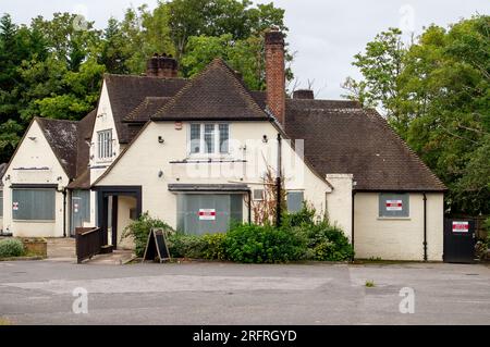 Ascot, Berkshire, Regno Unito. 4 agosto 2023. L'ex ristorante Loch Fyne Seafood and Grill di Ascot, nel Berkshire, è ora imbarcato e la proprietà è in vendita. Il ristorante Loch Fyne di Ascot ha aperto nell'agosto 2018, ma ora è stato chiuso definitivamente. Anche il ristorante Loch Fyne a Wokingham è stato chiuso qualche mese fa. Loch Fyne è di proprietà della catena di pub Greene King. Secondo il loro sito web, gli altri ristoranti di Edimburgo, Portsmouth, Woburn e York rimangono aperti. Credito: Maureen McLean/Alamy Live News Foto Stock