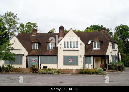 Ascot, Berkshire, Regno Unito. 4 agosto 2023. L'ex ristorante Loch Fyne Seafood and Grill di Ascot, nel Berkshire, è ora imbarcato e la proprietà è in vendita. Il ristorante Loch Fyne di Ascot ha aperto nell'agosto 2018, ma ora è stato chiuso definitivamente. Anche il ristorante Loch Fyne a Wokingham è stato chiuso qualche mese fa. Loch Fyne è di proprietà della catena di pub Greene King. Secondo il loro sito web, gli altri ristoranti di Edimburgo, Portsmouth, Woburn e York rimangono aperti. Credito: Maureen McLean/Alamy Live News Foto Stock