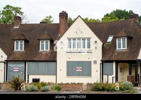 Ascot, Berkshire, Regno Unito. 4 agosto 2023. L'ex ristorante Loch Fyne Seafood and Grill di Ascot, nel Berkshire, è ora imbarcato e la proprietà è in vendita. Il ristorante Loch Fyne di Ascot ha aperto nell'agosto 2018, ma ora è stato chiuso definitivamente. Anche il ristorante Loch Fyne a Wokingham è stato chiuso qualche mese fa. Loch Fyne è di proprietà della catena di pub Greene King. Secondo il loro sito web, gli altri ristoranti di Edimburgo, Portsmouth, Woburn e York rimangono aperti. Credito: Maureen McLean/Alamy Live News Foto Stock