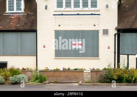 Ascot, Berkshire, Regno Unito. 4 agosto 2023. L'ex ristorante Loch Fyne Seafood and Grill di Ascot, nel Berkshire, è ora imbarcato e la proprietà è in vendita. Il ristorante Loch Fyne di Ascot ha aperto nell'agosto 2018, ma ora è stato chiuso definitivamente. Anche il ristorante Loch Fyne a Wokingham è stato chiuso qualche mese fa. Loch Fyne è di proprietà della catena di pub Greene King. Secondo il loro sito web, gli altri ristoranti di Edimburgo, Portsmouth, Woburn e York rimangono aperti. Credito: Maureen McLean/Alamy Live News Foto Stock