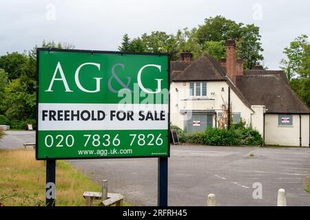 Ascot, Berkshire, Regno Unito. 4 agosto 2023. L'ex ristorante Loch Fyne Seafood and Grill di Ascot, nel Berkshire, è ora imbarcato e la proprietà è in vendita. Il ristorante Loch Fyne di Ascot ha aperto nell'agosto 2018, ma ora è stato chiuso definitivamente. Anche il ristorante Loch Fyne a Wokingham è stato chiuso qualche mese fa. Loch Fyne è di proprietà della catena di pub Greene King. Secondo il loro sito web, gli altri ristoranti di Edimburgo, Portsmouth, Woburn e York rimangono aperti. Credito: Maureen McLean/Alamy Live News Foto Stock