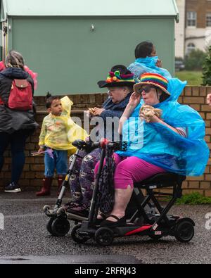 Brighton, Regno Unito. 5 agosto 2023. Spettatori all'inizio della Brighton Pride Parade sulla Hove Promenade. Foto©Julia Claxton Foto Stock