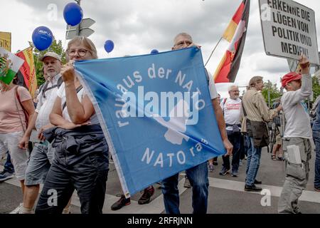 5 agosto 2023, Berlino, Germania: I manifestanti hanno anche tenuto uno striscione con la scritta "Raus aus der NATO", che si traduce in "fuori dalla NATO". Questo slogan riflette un sentimento significativo tra i manifestanti contro la continua adesione della Germania all'Organizzazione del Trattato del Nord Atlantico (NATO). Essi sostengono che la Germania dovrebbe ritirarsi dall'alleanza, che percepiscono come uno strumento di influenza americana e un catalizzatore per i conflitti militari piuttosto che un meccanismo per la sicurezza collettiva. Questa richiesta sottolinea la critica dei manifestanti alla politica estera e alle alleanze della Germania. (Immagine di credito: © Mich Foto Stock