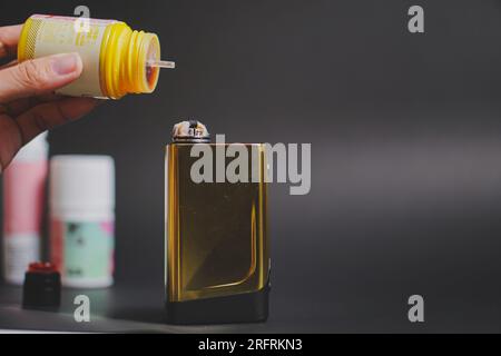 Sigaretta elettronica, e sigaretta, e cig, con accessori e utensili per  dispositivi vaping Foto stock - Alamy