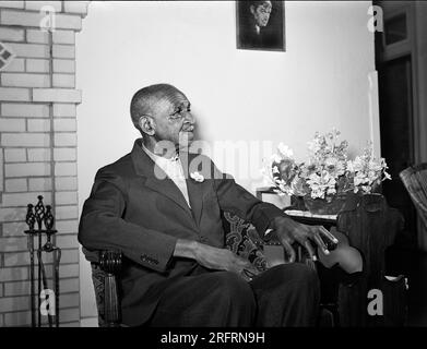 Dr. George Washington Carver, ritratto seduto, Tuskegee Institute, Tuskegee, Alabama, USA, Arthur Rothstein, Stati Uniti Office of War Information, marzo 1942 Foto Stock