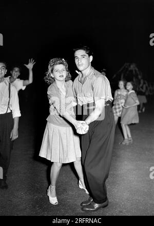 Ballo di coppia, festa in centro, Red Hook, Brooklyn, New York, New York, USA, Arthur Rothstein, Stati Uniti Office of War Information, giugno 1942 Foto Stock