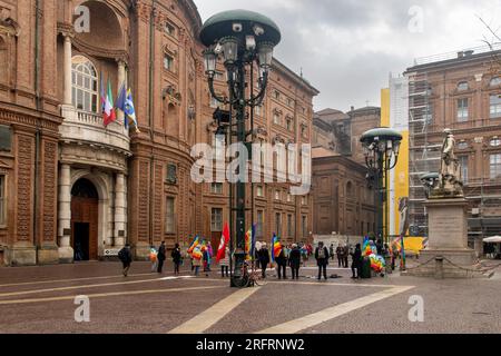 Manifestazione di pace per esprimere solidarietà al popolo ucraino e alle vittime di tutte le guerre in Piazza Carignano, Torino, Piemonte, Italia Foto Stock