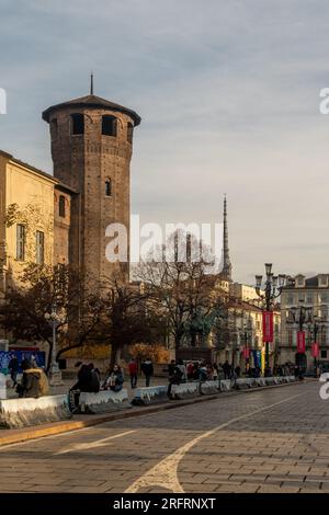 Piazza Castello con una torre della fortezza della Casaforte degli Acaja, patrimonio dell'umanità dell'UNESCO, e la guglia della Mole Antonelliana, Torino, Italia Foto Stock