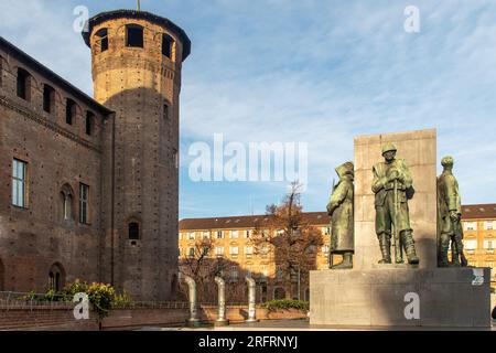 Monumento al Duca di Aosta (1937) di fronte alla Casaforte di Acaja, parte del complesso architettonico di Palazzo Madama, Torino, Piemonte, Italia Foto Stock