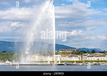 La fontana di Ginevra (Jet d'Eau) da Quai du Mont Blanc, Ginevra (Genève), Cantone di Ginevra, Svizzera Foto Stock