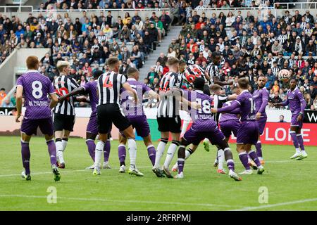 Alexander Isak del Newcastle United (5° da destra) segna il secondo gol della squadra durante la partita di Sela Cup a St.. James' Park, Newcastle-upon-Tyne. Data foto: Sabato 5 agosto 2023. Foto Stock