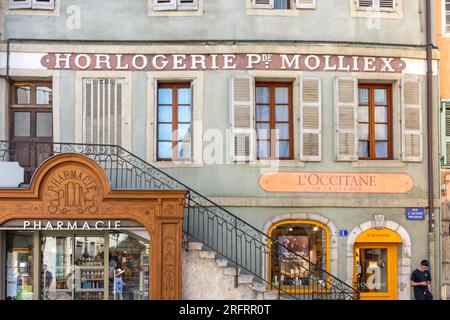 Cartelli per la farmacia e il negozio Old Annecy, Rue Jean-Jacques Rousseau, Vieille Ville, Annecy, Haute-Savoie, Auvergne-Rhône-Alpes, Francia Foto Stock