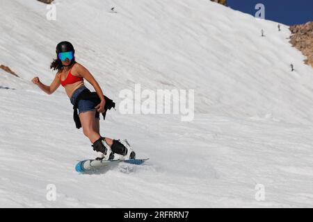 Mammoth Lakes, CA. 4 luglio 2023. Chi ama gli sport sulla neve presso la stazione sciistica di Mammoth Mountain in una chiara giornata estiva. Foto Stock