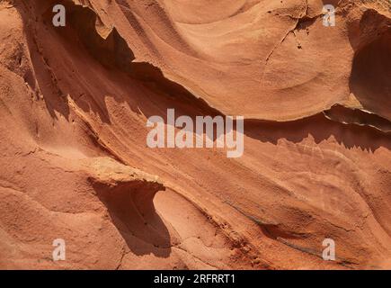 Schemi erosi dal vento e dalla pioggia in una scogliera di arenaria rossa, sulla costa del Devon meridionale; Dawlish, Devon, Gran Bretagna Foto Stock