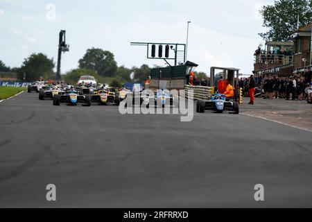 Inizio gara - Campionato britannico F4 Croft Foto Stock